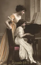 Mutter und Tochter am Klavier